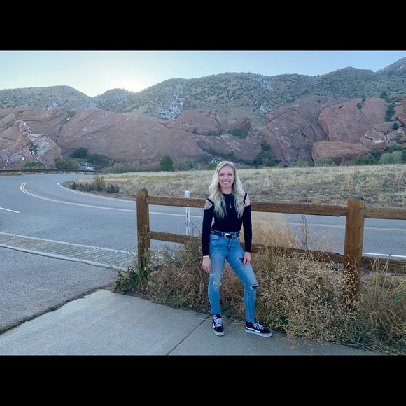 Meet your Posher, Carlee! - Picture 3 of 10